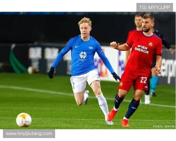 登克尔克与莫尔德的激烈对决揭示足球战术与团队协作的魅力